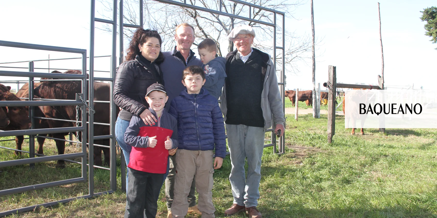Familia Schimpf junto a los ejemplares limangus en Cabaña El Fortín