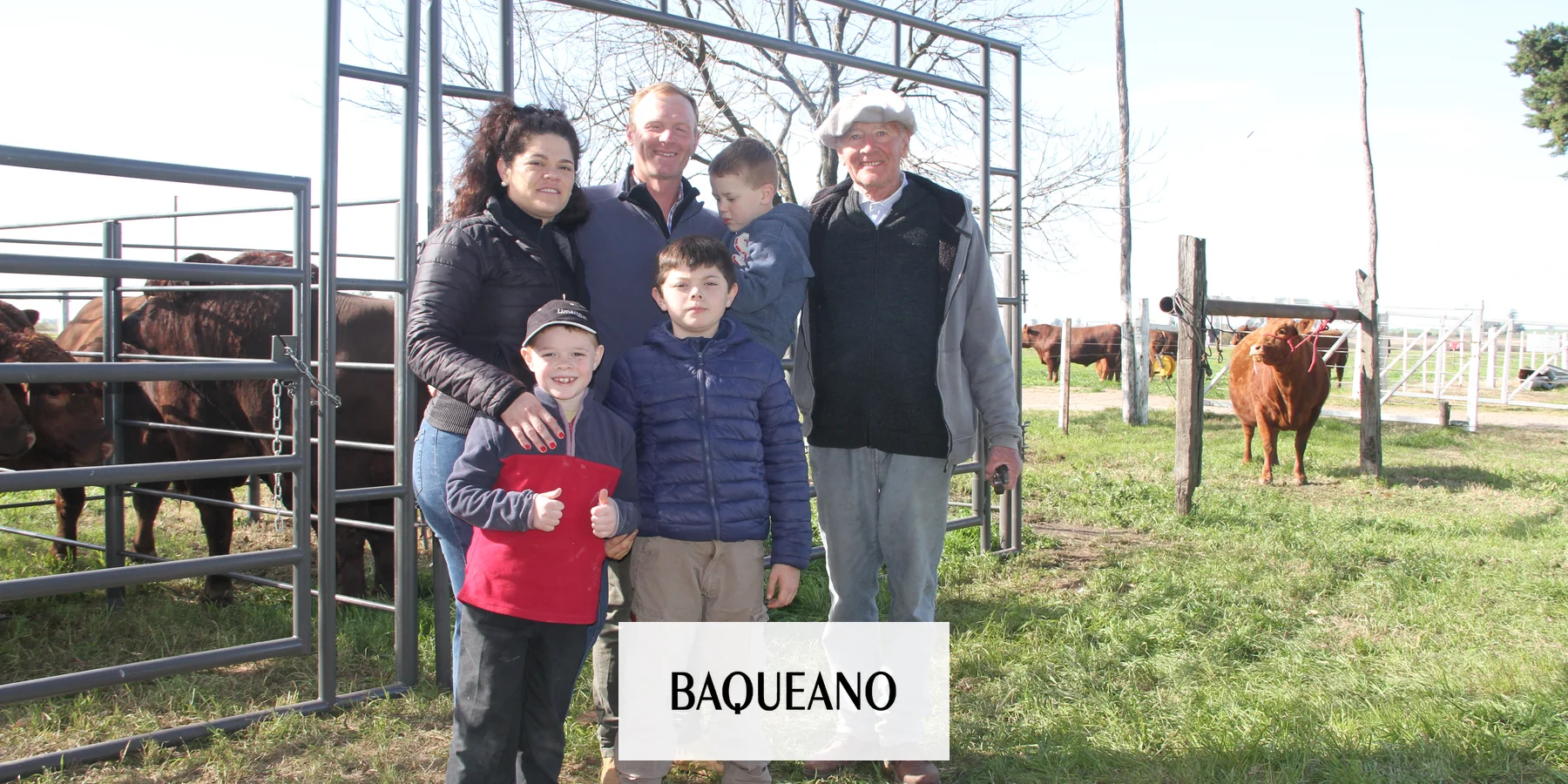 Familia Schimpf junto a los ejemplares limangus en Cabaña El Fortín