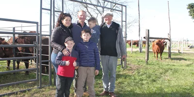En cabaña El fortín, la familia exhibe orgullosa sus ejemplares limangus