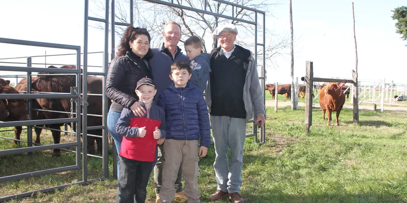 En cabaña El fortín, la familia exhibe orgullosa sus ejemplares limangus