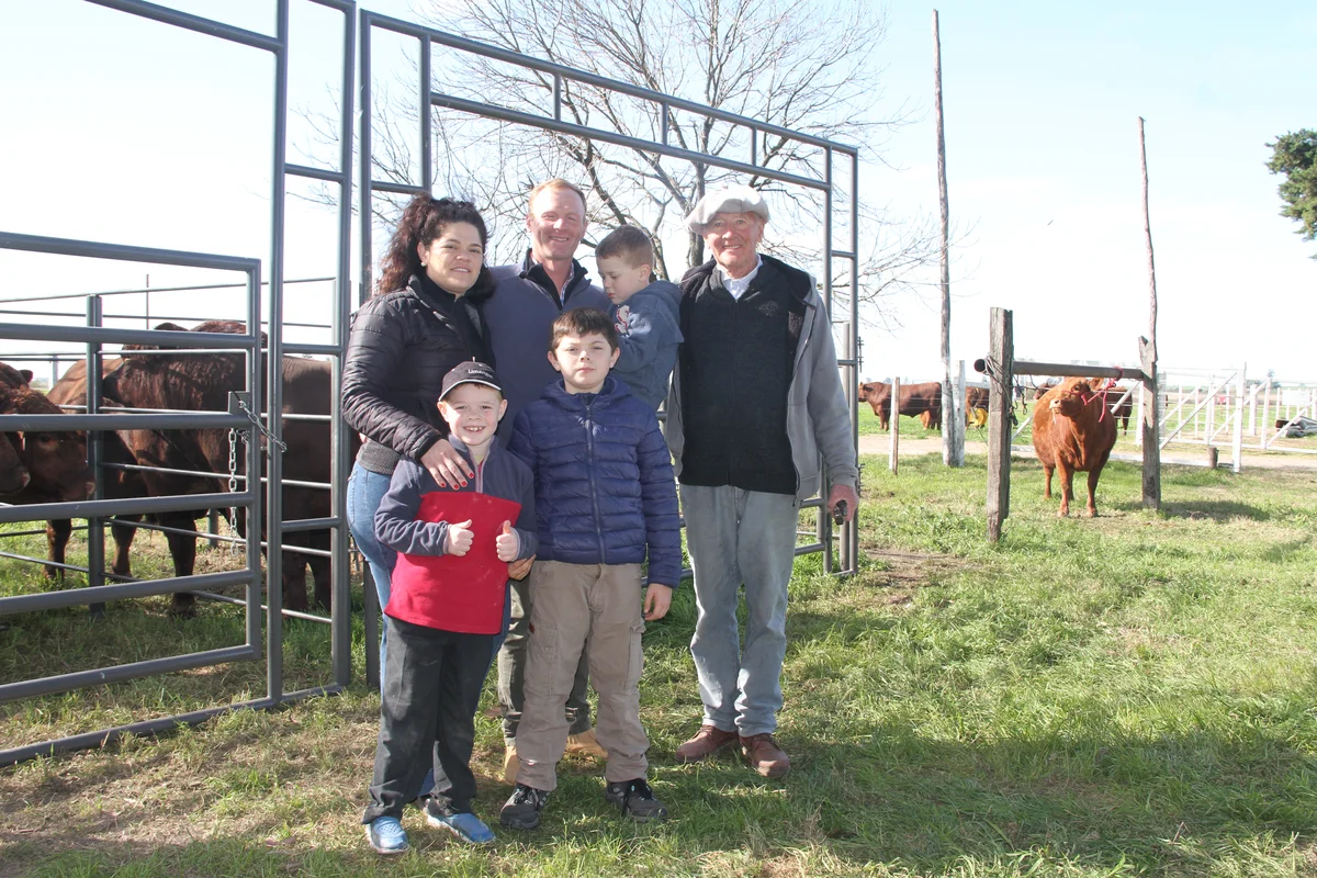 Familia Schimpf junto a los ejemplares limangus en Cabaña El Fortín