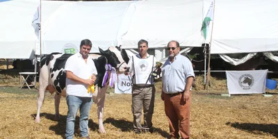 Secretario de Lechería de la Nación junto a integrante de la Cabaña La Clide que obtuvo el gran campeonato en la raza Holando , junto a Juan José Ysrraelit Vte de ACHA