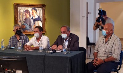 Miguel Lunghi Intendente de Tandil, Jorge Gonzalez Montaner CREA MAr y Sierras y organizadores del evento.jpg