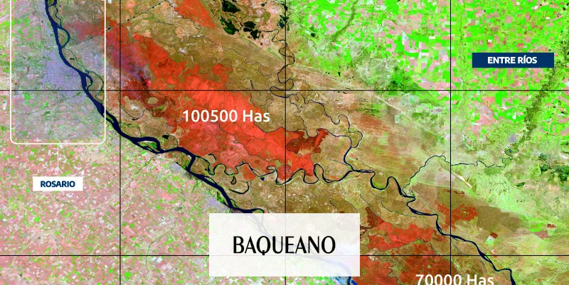 Se observa en color rojo las áreas quemadas, y en rojo más intenso los frentes de fuego. En color gris-celeste se ven las columnas de humo y gases producidos por el incendio).